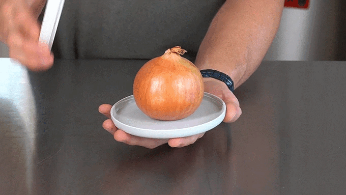 DeliOne Flex’n Fresh Stretch Pod silicone cover hugging half fruit or veggie