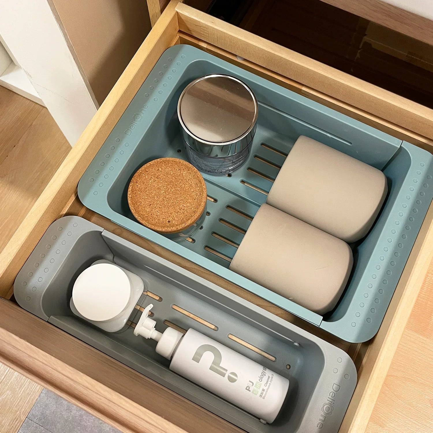 DeliOne extendable organizer tray for kitchen drawer storage