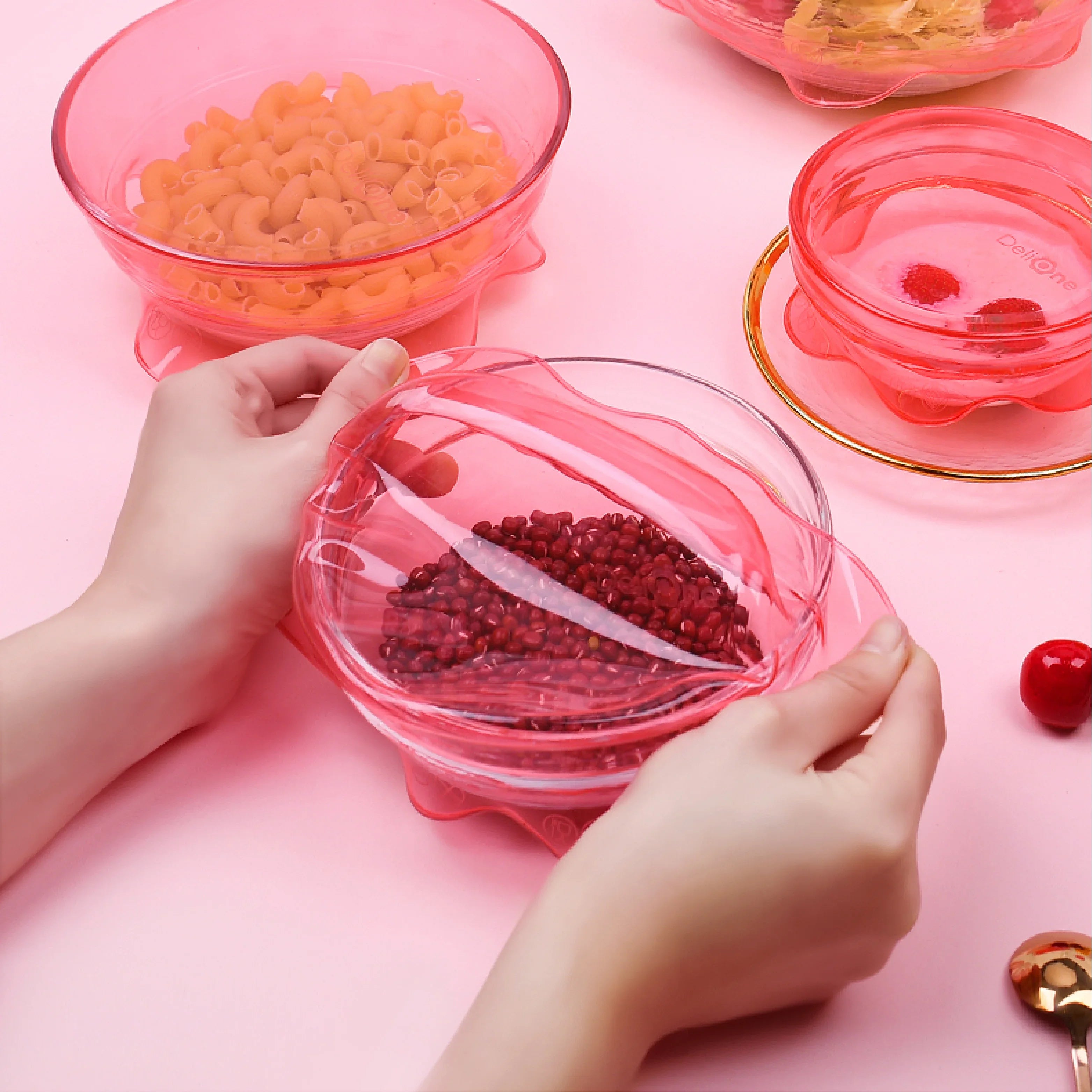 Flex’n Fresh Stretch Lid sealing a round bowl – DeliOne